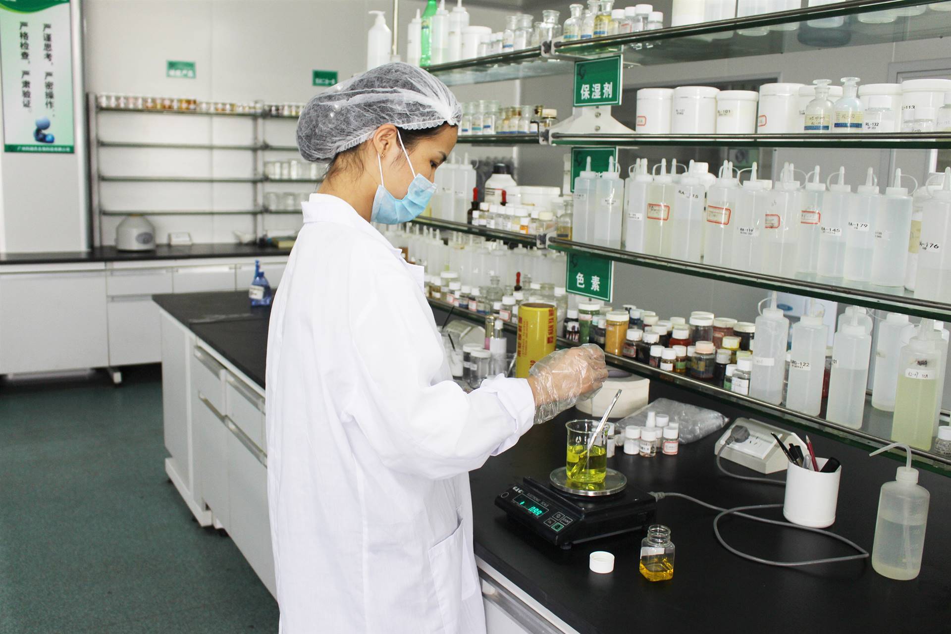 韩束正从“以护肤为中心”的单一护肤品牌向覆盖大众护肤、高端功效护肤、男士护理、彩妆、洗护和身体护理等领域的“全品类美尚品牌”转型跃升