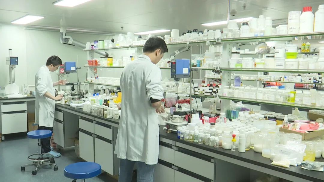 随着消费者对护肤品的功效和安全性的要求不断提高