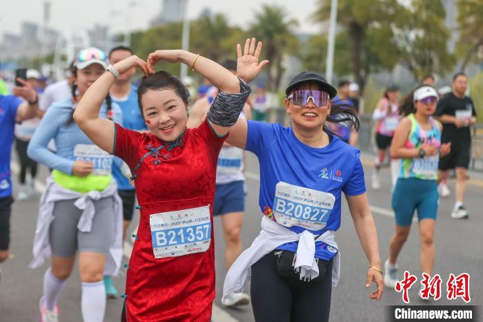 2025九江马拉松在庐山脚下鸣枪开跑，两万名中外