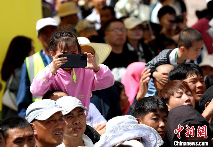 意大利车手扎农塞洛斩获环青海湖赛段冠军
