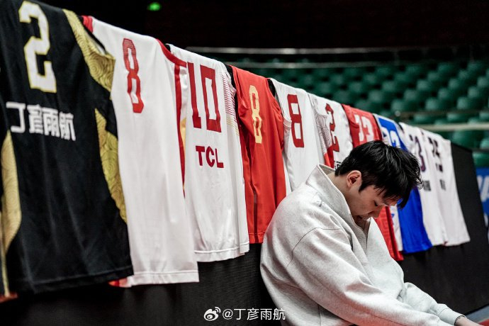 丁彦雨航股四头肌肌腱问题持续困扰 多年未愈难