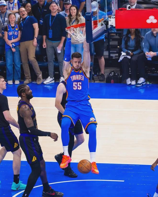 东契奇旧伤复发湖人惨败雷霆43分