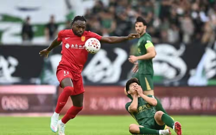 升班马爆冷击败浙江队 米特利策遭红牌罚下