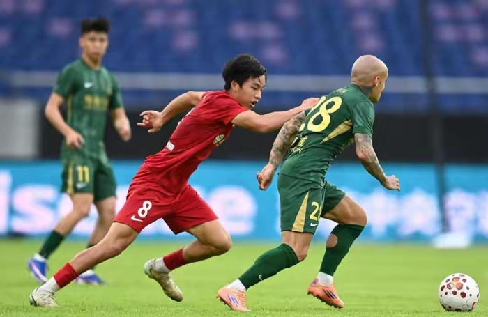 升班马爆冷击败浙江队 米特利策遭红牌罚下